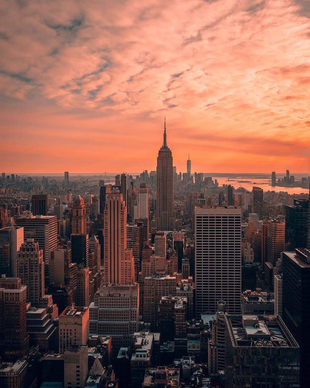 のインスタグラム：「Name a NYC movie or show scene that set your standards for ✨love✨ way too high! 👇  ⠀⠀⠀⠀⠀⠀⠀⠀⠀   We’ll start: The #EmpireStateBuilding scene in “Sleepless in Seattle” where Meg Ryan & Tom Hanks meet atop our building on V-day 🥺  ⠀⠀⠀⠀⠀⠀⠀⠀⠀   📷: @jalex_r」