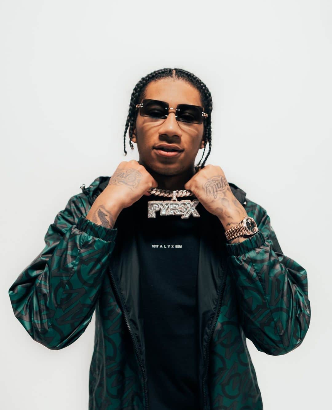 サウンドクラウドのインスタグラム：「London's Digga D (@pyr3xliving) stands up once again as one of UK drill's finest, pulling up with his latest project "Made in Pyrex". Put your hoodie up, and mosh on the block to this. 🇬🇧⁠ ⁠ ➡️ Stream "Made In The Pyrex" at the link in bio.⁠ ⁠ #NewMusicFridays #FreshPressed」