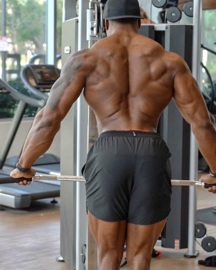 Simeon Pandaのインスタグラム：「Back 21’s! Tried it? Tag, share & save for later 👊🏾 Read below ⤵️⁣ ⁣ ℹ️ For the ultimate back finisher, hit 21’s! To perform 21’s on back, select a medium weight on the Lat Pulldown machine ⁣ ⚠️ if you go too heavy, you won’t make it to 21 😏⁣ ⁣ 👉 Standing in front of the machine, pull the wide grip bar:⁣ Chest Height 7️⃣ reps⁣ Below Chest 7️⃣ reps ⁣ Straight Arm Pulldown 7️⃣ reps⁣ ⁣ Perform all exercises without a break, the pump will be IMMENSE. ⁣  👉 Be sure to SUBSCRIBE to my YouTube channel: YouTube.com/simeonpanda 👈⁣⁣⁣⁣⁣⁣⁣⁣ Many more workouts all FREE at Youtube.com/simeonpanda ⁣⁣⁣⁣⁣⁣⁣⁣ ⁣⁣⁣⁣⁣ 💊 Follow @innosupps ⚡️ for all the supplements I use 👌⁣⁣⁣⁣⁣ ⁣⁣ #simeonpanda #backrow #latpulldown #backroutine」