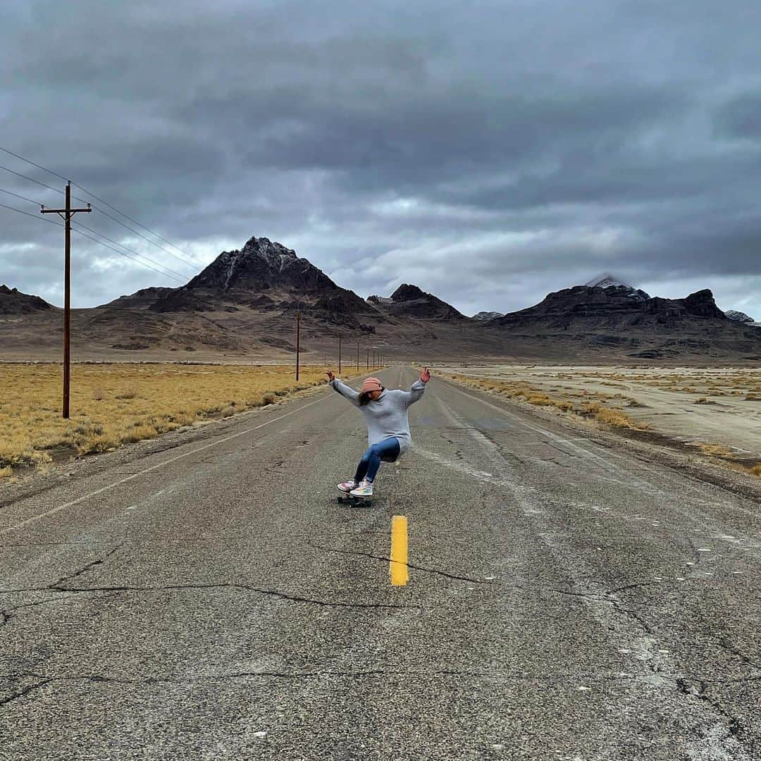 コートニー・コンローグのインスタグラム：「Cruising down an ol’ road   #explore #skate #outdoors #adventure」