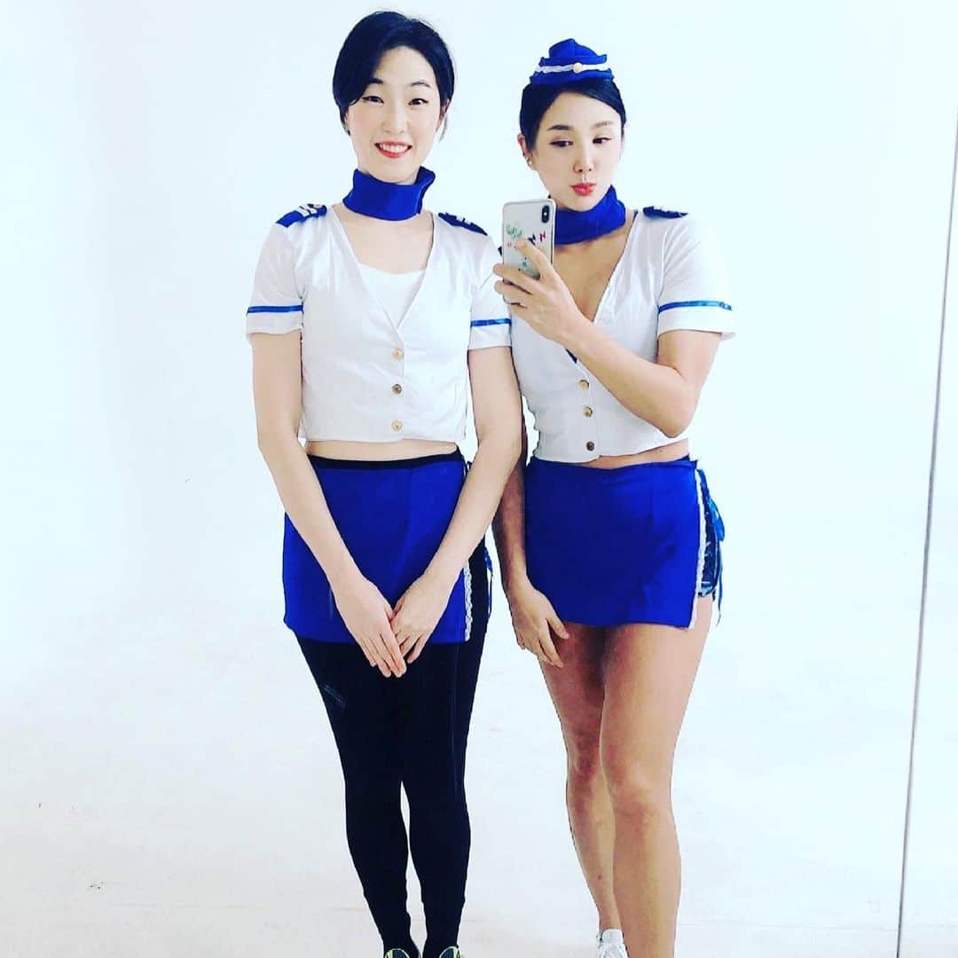 Areum Jungさんのインスタグラム写真 - (Areum JungInstagram)「지난번 포스팅이 지워져서 사진 다시 올립니다^^ 오는 월요일!! 몬스터짐 @monsterzym.official 과 함께 하는 온라인 라이브코칭 클래스, 역시 8시에요^^ 즐거운 삼일절 만끽하신 뒤 운동해요~  지난 주 부터는 별도로 줌 라이브를 위해 셋팅된 스튜디오에서 촬영을 해서 더욱 완벽한 시간을 만들어드리려고 노력했습니다!!  주1회라도 꾸준히 운동하실 수 있도록 제 클래스는 가격을 only 4딸라!! 4000원으로 고정 👐🏼  지난번 아름이의 운동룩 컨셉은 그리운 해외여행을 떠올리며 항공 컨셉이었는데 이번 주는 현장에서!!공개합니다 ㅎㅎㅎ  . 함께 열운 ! 유산소+ 전신바디웨이트 트레이닝 풀1시간 쉬지않고 진행됩니다. 몬스터짐 홈페이지에서 신청하시고 월요일에 만나요👍👍👍 . I deleted the last one , so uploaded few pics again. ^^ My online workout class is 8pm on every single Monday!! Full body workout for whole 1hour . 4 $only!! I know you are so curious which workout outfits I m gonna wear ^^ let’s share all the energy from hard+ smart workingout 💖. @monsterzym.official   . . #온라인클래스 #몬스터짐 #정아름 #정아름온라인클래스 #workout #monsterzym」2月27日 5時13分 - areumjung