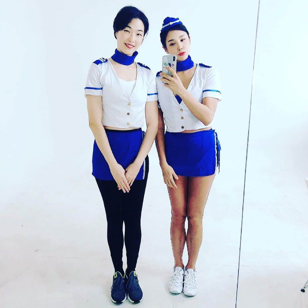 Areum Jungさんのインスタグラム写真 - (Areum JungInstagram)「지난번 포스팅이 지워져서 사진 다시 올립니다^^ 오는 월요일!! 몬스터짐 @monsterzym.official 과 함께 하는 온라인 라이브코칭 클래스, 역시 8시에요^^ 즐거운 삼일절 만끽하신 뒤 운동해요~  지난 주 부터는 별도로 줌 라이브를 위해 셋팅된 스튜디오에서 촬영을 해서 더욱 완벽한 시간을 만들어드리려고 노력했습니다!!  주1회라도 꾸준히 운동하실 수 있도록 제 클래스는 가격을 only 4딸라!! 4000원으로 고정 👐🏼  지난번 아름이의 운동룩 컨셉은 그리운 해외여행을 떠올리며 항공 컨셉이었는데 이번 주는 현장에서!!공개합니다 ㅎㅎㅎ  . 함께 열운 ! 유산소+ 전신바디웨이트 트레이닝 풀1시간 쉬지않고 진행됩니다. 몬스터짐 홈페이지에서 신청하시고 월요일에 만나요👍👍👍 . I deleted the last one , so uploaded few pics again. ^^ My online workout class is 8pm on every single Monday!! Full body workout for whole 1hour . 4 $only!! I know you are so curious which workout outfits I m gonna wear ^^ let’s share all the energy from hard+ smart workingout 💖. @monsterzym.official   . . #온라인클래스 #몬스터짐 #정아름 #정아름온라인클래스 #workout #monsterzym」2月27日 5時13分 - areumjung