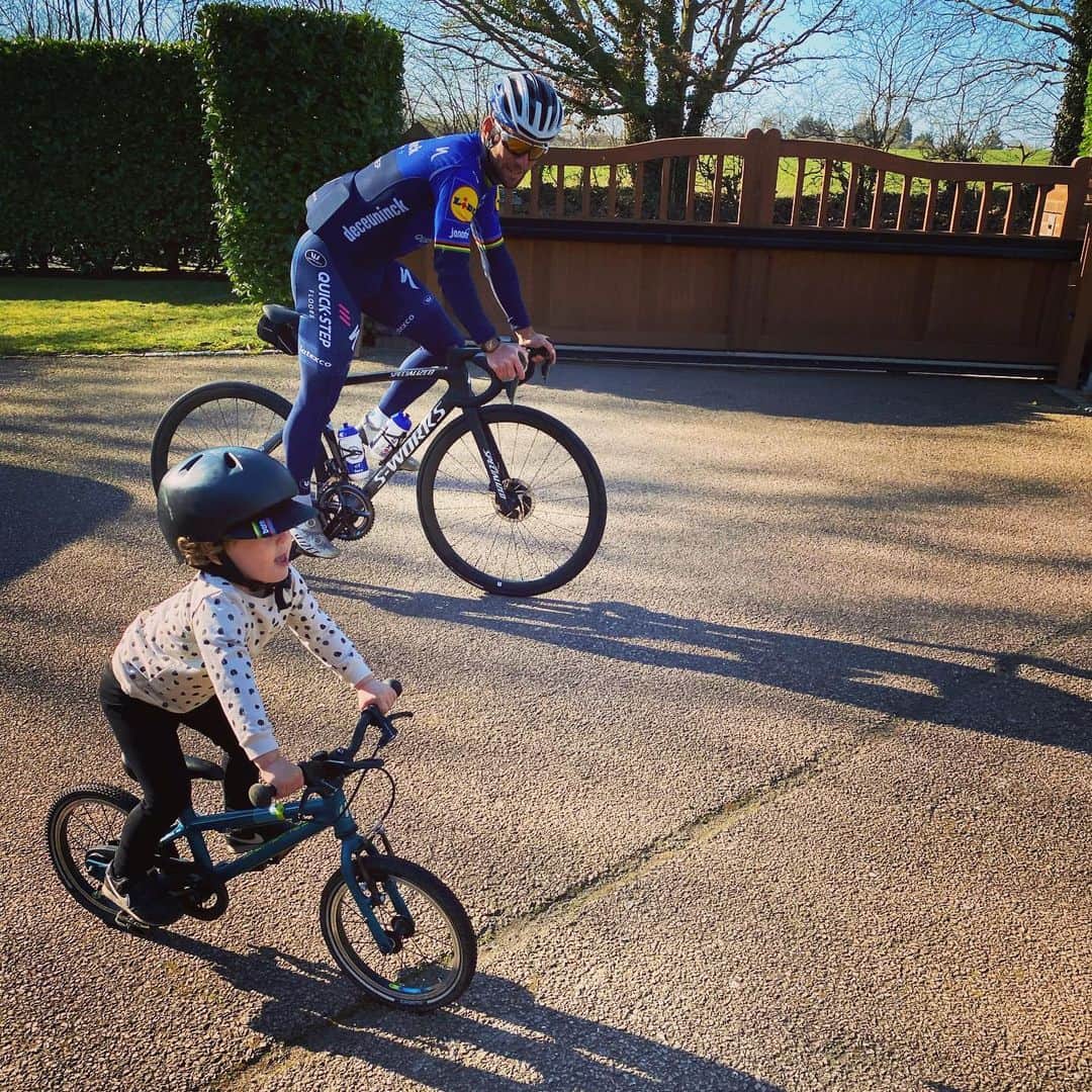 マーク・カヴェンディッシュのインスタグラム：「Every single day when I get dressed for training, Casper grabs his little bike and helmet and asks to come training with me. Every day it breaks my heart to tell him he’s too little to come on the road. We do some laps of the driveway, but it’s hit or miss whether he’s content with that.  The kid was born to ride bikes. It’s incredible. How much is nature and how much is nurture? He’s been to a lot less races than his siblings had by his age (2 years old), but he’s just crazy about it. Track, road, cyclocross, if it’s on the TV, he’s watching. If he can find it on YouTube, he’s watching. If it’s a balance bike, a pedal bike or a motorbike, he’s on it. He asks questions, he copies, he dreams.  Undoubtedly, it makes me so proud that he loves bikes. But as a father, it scares me a bit. For sure, whatever any of my children want to do, I’ll support them 100%, but seeing first hand the demands and pressures to increasingly younger professionals, it worries me he’d lose even a tiny bit of that love he has for just....well....riding. 🚲💙」