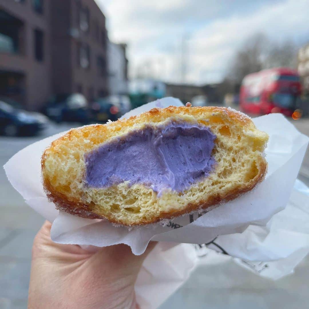 Eat With Steph & Coのインスタグラム：「Doughnuts are so versatile. 🍩 Breakfast + lunch + dinner 😉, especially when they’re ube! @mamasonsdirtyicecream 📸: @mchan4b #ube #doughnuts #phillipines🇵🇭 #food #london #snack #foodstagram #foodie #dessert #love #donuts #donutsofinstagram」
