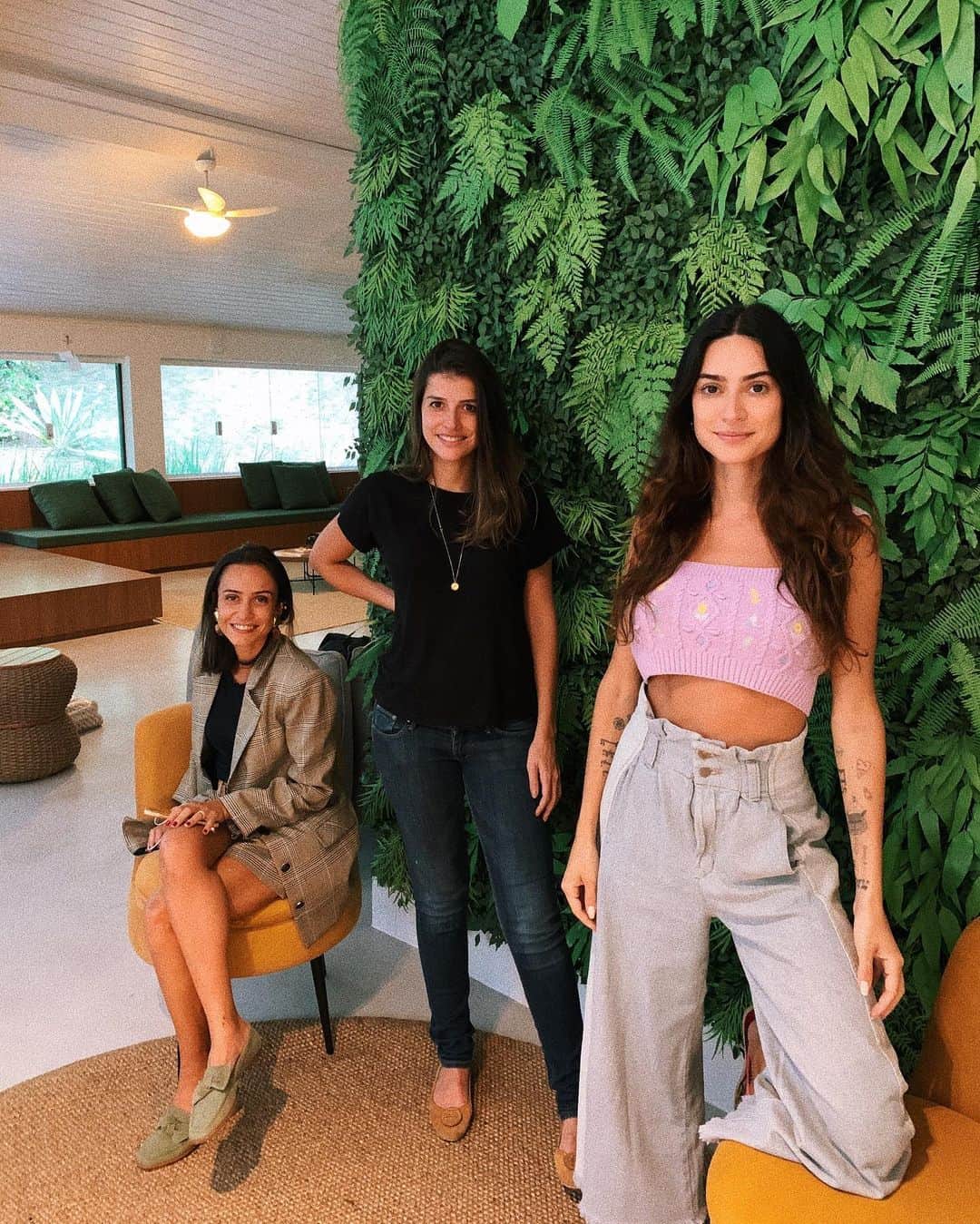 Thaila Ayalaのインスタグラム：「Passei o dia todinho com elas @asdesignarquitetura minhas arquitetas MARAVILHOSAS que eu amoooo. Elas criaram o projeto da minha casa do zero, não passei NENHUMA referência, não dei NENHUMA direção e quando chegou o projeto eu não mudei NADA, NENHUMA FECHADURA. De tanto que amo e confio no trabalho delas. Nossa casinha está quaaaseee pronta. Ansiosa pra poder mostrar tudo pra vocês.  Ta muitooo Linda e a nossa cara. Obrigada Gabi e Fernanda por tudinho.」
