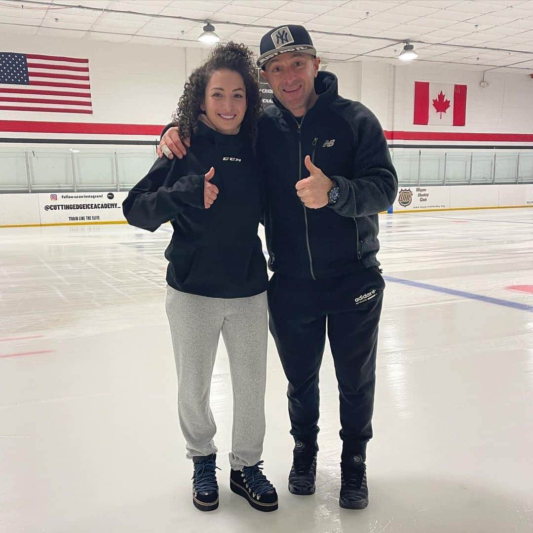 エレーネ・ゲデヴァニシヴィリのインスタグラム：「Always so much fun to be on the ice with @besahockey. It’s an honor to be learning from the best ✊🏼🏒🔥 #family  . . . . . . . #hockey #besahockey #hockeycoach #powerskating #ccm」