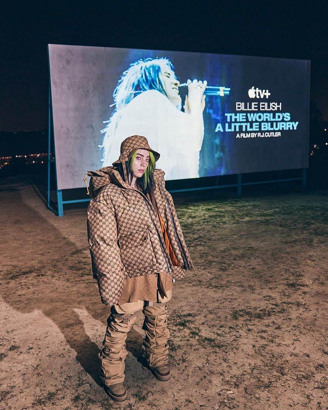 Just Jaredさんのインスタグラム写真 - (Just JaredInstagram)「@billieeilish held a premiere party with an incredible view of Los Angeles to celebrate the release of her new film on Apple TV+ #BillieEilish #TheWorldsALittleBlurry Photos: Apple」2月27日 5時27分 - justjared