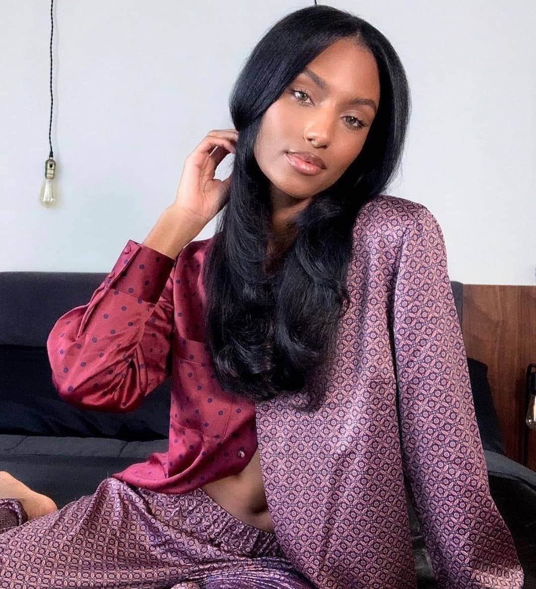 ウィンターケイトのインスタグラム：「@sydneyjharper looking luxurious in our printed pajama set 👄 Tap to shop the HOH x Revolve」