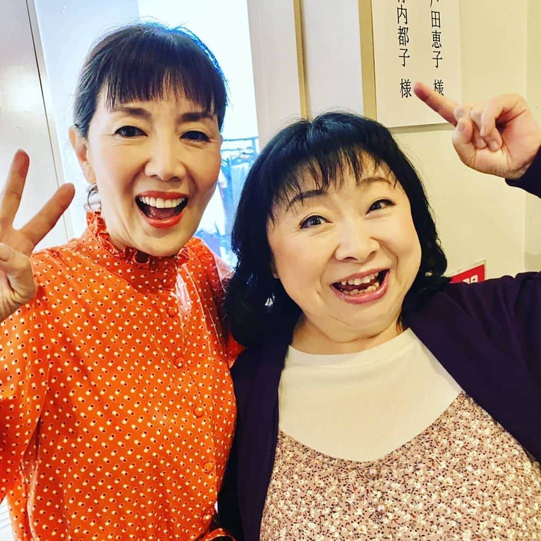 竹内都子のインスタグラム：「無事初日を迎えました「みんながらくた」 憧れの大先輩　戸田恵子さん💖 感動です～✴️ https://atari.co.jp/minnagarakuta2021/」