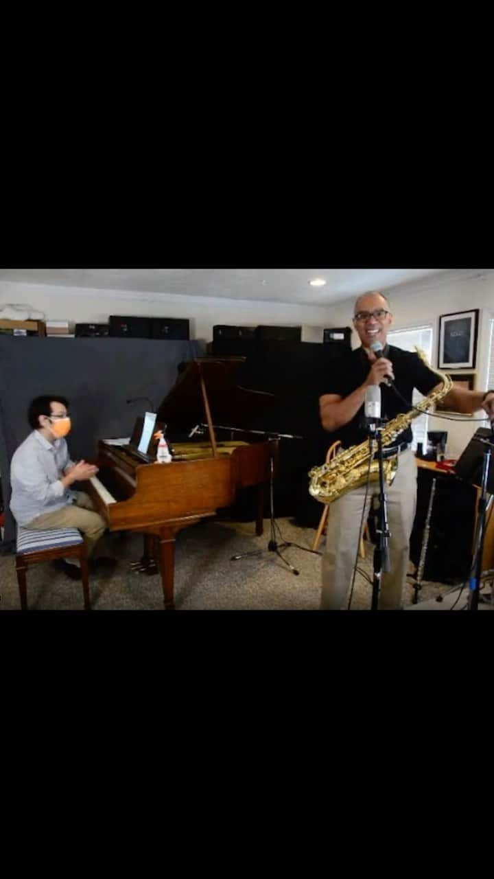 のインスタグラム：「@donbradensax and @oscarperezmusic graced #teamwarby with some midday jazz in celebration of #BlackHistoryMonth. Turn your sound on and enjoy! 🎶」