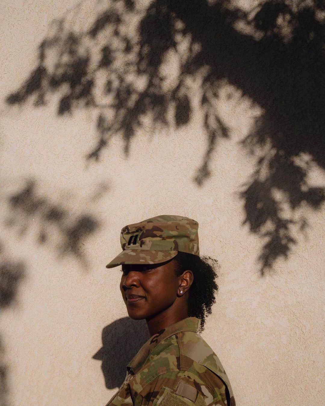 ニューヨーク・タイムズさんのインスタグラム写真 - (ニューヨーク・タイムズInstagram)「In a U.S. military that is increasingly dependent on women, and particularly Black women, strict regulations on hairstyles are now changing.   The latest update to the Army’s uniform and grooming regulations offers several revisions that give the 127,000 women serving in the Army and National Guard a chance to finally let their hair down — at least a bit.   For the first time, women will be allowed to have buzz cuts. And they will be able to wear combinations of styles, such as locs pulled back in a ponytail, which for years were off limits. The new rules allow short ponytails at all times, and long ponytails in combat and in training when a bun might otherwise interfere with equipment. Women will also be able to have highlights in their hair.   “It’s long overdue,” Capt. Jawana McFadden said of the change. “It shows that the Army is recognizing we can be soldiers and still be ourselves, that being a soldier and a Black woman is valid and valued.”   The new regulations are tucked among reams of standards that stipulate everything from who can wear capes (officers only) to whether soldiers can stand with their hands in their pockets (no). While permitting ponytails may seem tepid in the freewheeling world of civilian fashion, for women in uniform the changes offer not only welcome flexibility, but a sign that the Army is listening, and slowly moving away from military standards that, in the past, generally let them serve only to the extent that they agreed to look and act like men. Tap the link in our bio to read more. Photos by @ga.briella」2月27日 5時32分 - nytimes