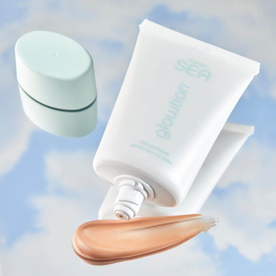 Tarte Cosmeticsさんのインスタグラム写真 - (Tarte CosmeticsInstagram)「Want to achieve that “glass skin” look?! Our NEW glowtion #vegan skin perfector is an instant luminizing complexion perfector! This skin-loving formula is loaded with marine plants, ceramides, vegan squalane, niacinamide, prickly pear & birch tree water to help hydrate, brighten & protect skin from free radicals 🌱 This 4-in-1: ✨ primes, perfects, luminizes & treats ✨ blurs look of fine lines & wrinkles for a youthful look ✨ inspired by bioluminescence for a lit-from-within glow ✨ wear alone for a healthy glow or under makeup for added radiance Shop now on tarte.com (free shipping on all US orders)! #crueltyfree #tartesea #cleanbeauty #veganbeauty」2月27日 5時33分 - tartecosmetics