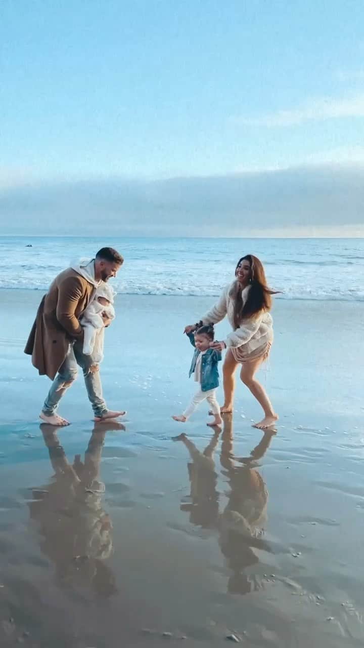 メリッサ・モリナロのインスタグラム：「Some family BTS. I know I'm going to look back years from now and remember these precious moments with them. I wish I could freeze time 😩They have both grown so much in just a few months. Everything I've ever wanted is right here @bk_xxiv Family Squad @ashabailey_ @loganjamess @elliebeltran @directedby_e Song: Anyone @justinbieber」