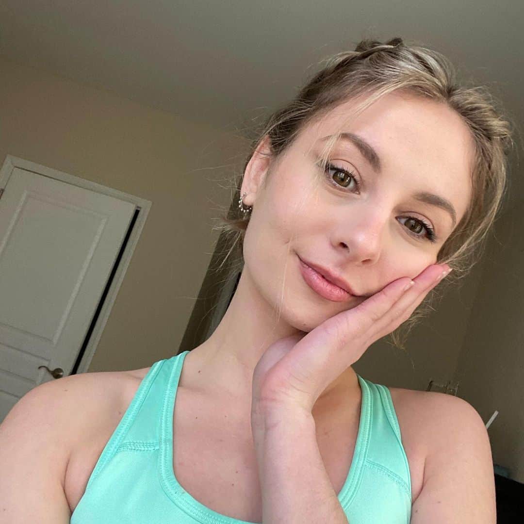 タラ・ケインのインスタグラム：「Felt cute, might even use this caption to talk about a real issue 👇🏻😗✌🏻  Did you know that more than 4 in 5 (84%!) have either missed class or knew someone who missed class due to lack of access to period products? Think about the effect this has on schooling and sports participation! Most people think about basic needs as food, shelter, and clothing....buuut let’s get real, what about menstrual products? It’s time to change the conversation surrounding this issue!  To learn more, watch @periodmovement and their panel discussion with @karliesamuelson, @nicolina_cruzzz, and @karathrowsjav moderated by @mariemarkham, where my fellow professional athletes discuss how their periods have impacted their careers in sport. Link to the panel in my bio!  #period #menstruators #periodawareness #menstruation #periodstigma #genderequality」
