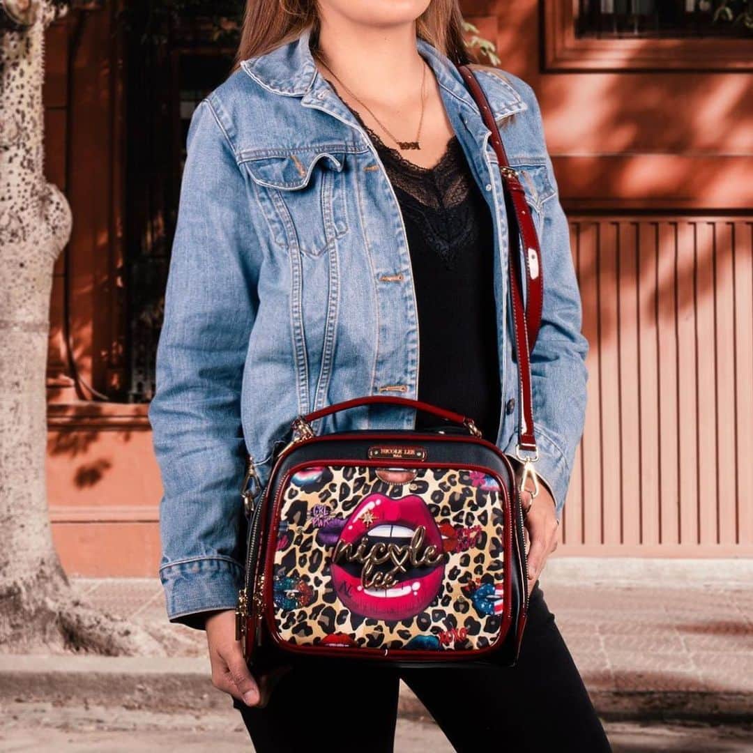 ニコールリーのインスタグラム：「Be the contemporary look that everyone strives to be with this Nicole Lee Wild Lips messenger bag🧳🌎🛫 Tap the picture to see prices or visit the link in our official website to shop our new arrivals!  📸 credit: @nicolelee.ariz   #nicoleleeusa #nicolelee #nicoleleeespana #NLLOOK #lovemehatemeNL #handbag #fashion #potd #ootd #instafashion #outfitoftheday #springsummer2021 #bag #newarrivals #duffelbag #duffel #travelgram #travel #travelbag #holidays #vacation #vacationvibes #vacationmode」