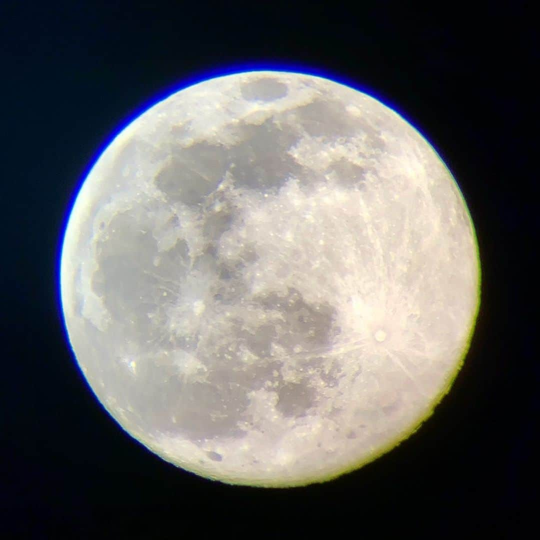 ルーファス・テイラーのインスタグラム：「Telescopic phone shot of the moon! 🌑」