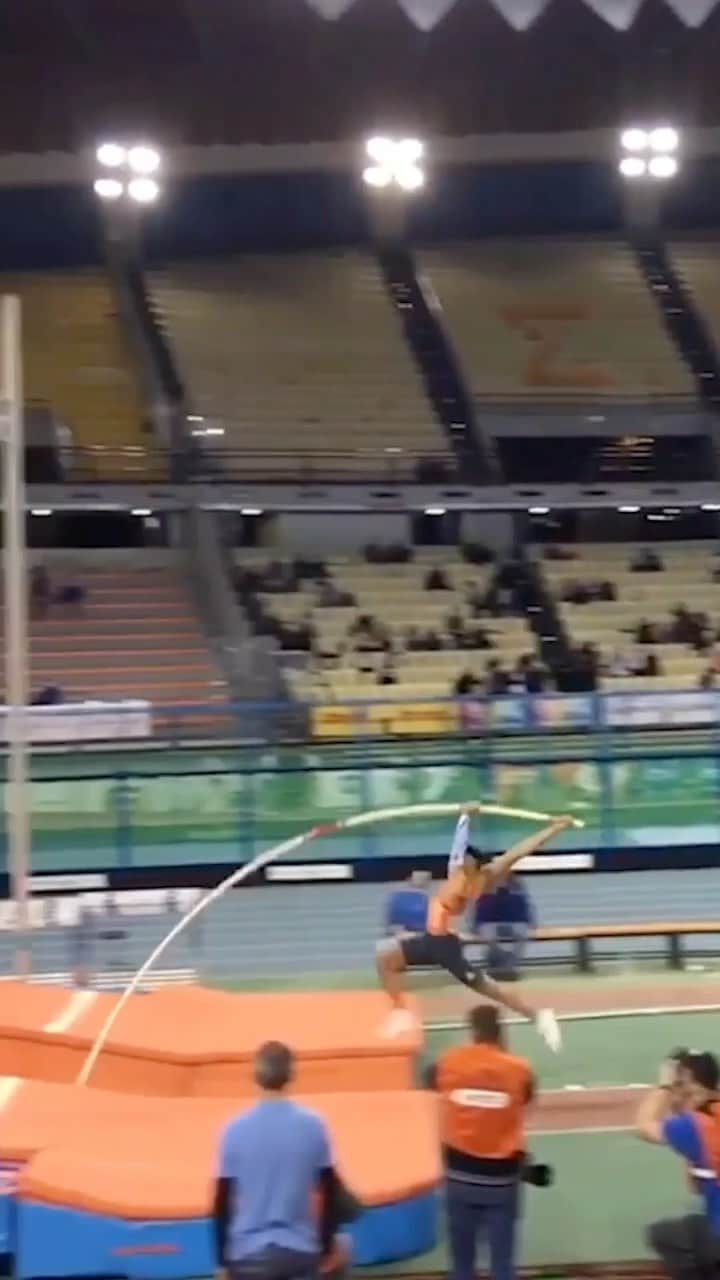 レッドブルのインスタグラム：「we’ll let you in on a secret: only the world’s best pole vaulters can make this sound 😅 w/ @manolo  #redbull #givesyouwiiings #polevault #athletics」
