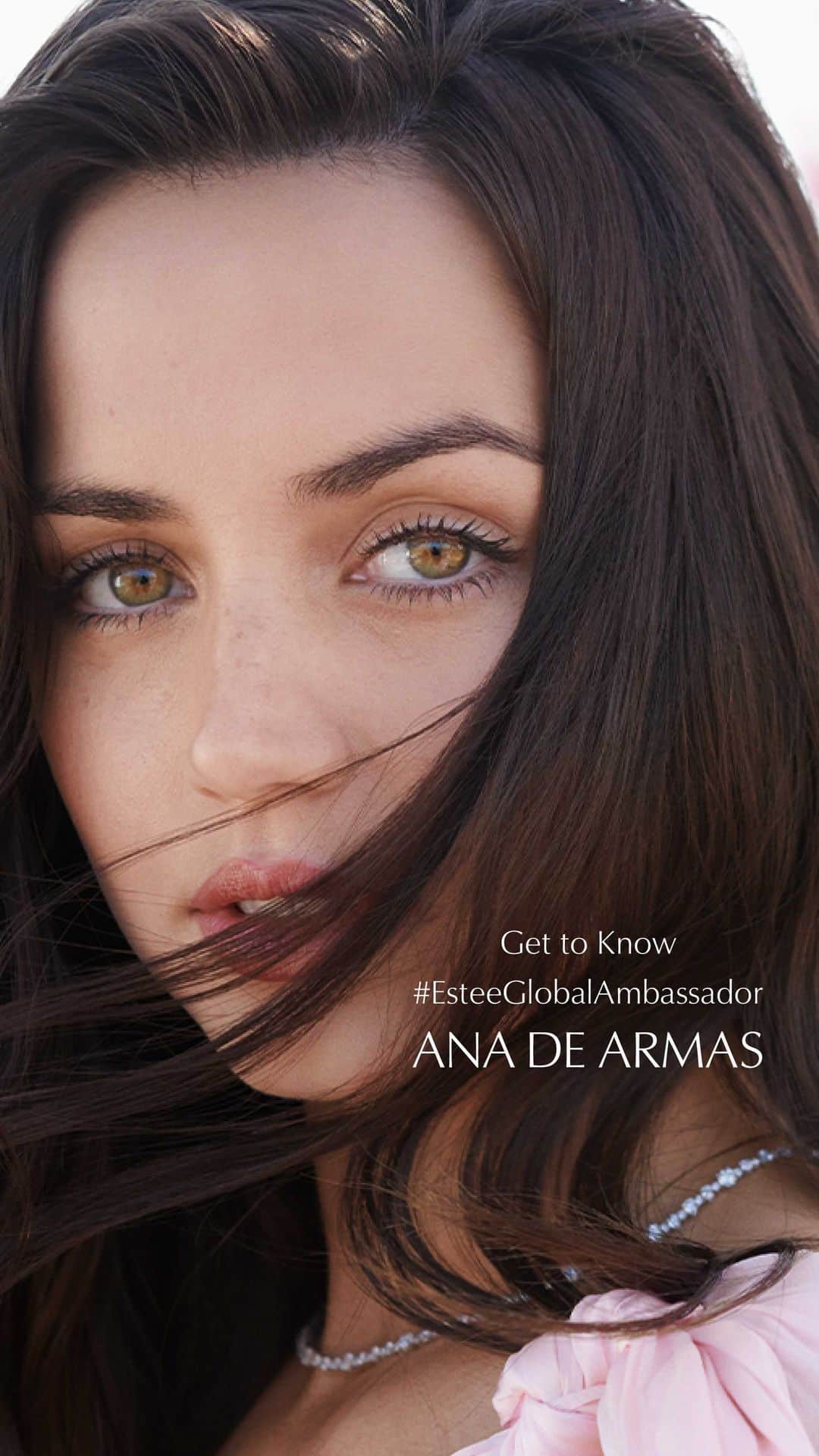 エスティローダーのインスタグラム：「Lights, camera, action! ✨  We chatted with our newest Global Brand Ambassador, @ana_d_armas, to get to know her a bit better. Watch now and hear more about her journey as an actress, her beauty favorites, and her thoughts on joining the Estée Lauder brand.」