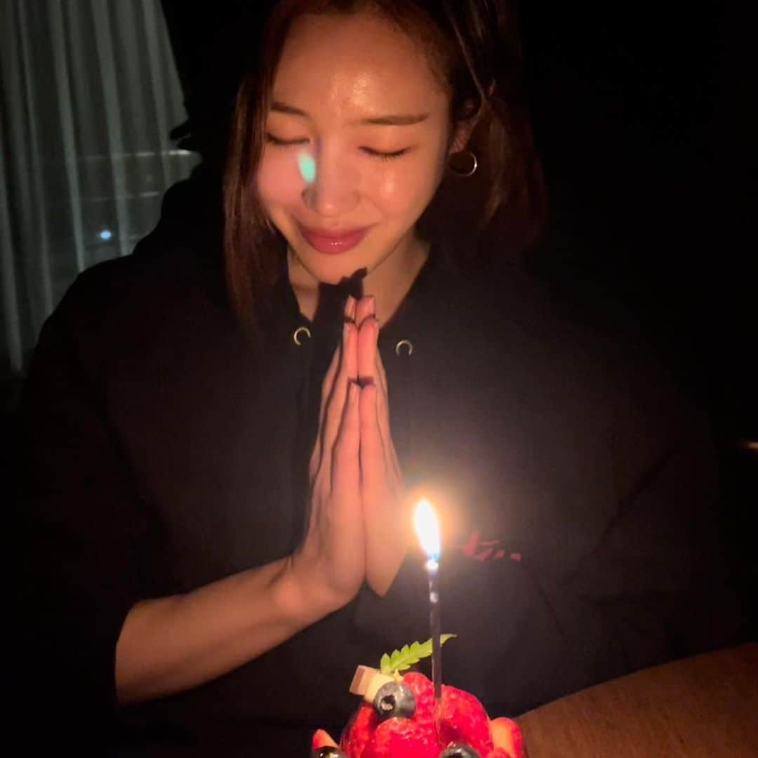 ソ・ウナのインスタグラム：「저의 33번째 생일을 축하해주셔서 넘넘 감사해요❣️❤️ 보내주신 메세지들 정말 고맙구, 정성어린 선물들도 하나하나 기쁜 마음으로 잘 쓸께요.😭 제 주변 사람들 다 건강하고 행복했으면 좋겠어요! 그렇게 소원 빌고 또 빌었어요.🙏🏻💙 부디 전부 다 이루어지길!!」