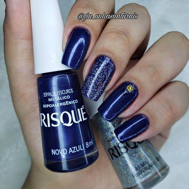 Risqueのインスタグラム：「Muito glitter e brilho: AMO! A @giu_unhasnaturais arrasou no mix do metálico #NovoAzul com o glitter #AsMilPurpurinas no #RisquéDaSemana. Gostou? ⠀ #TáNasNossasMãos #EsmaltesRisqué #RisquéOficial」