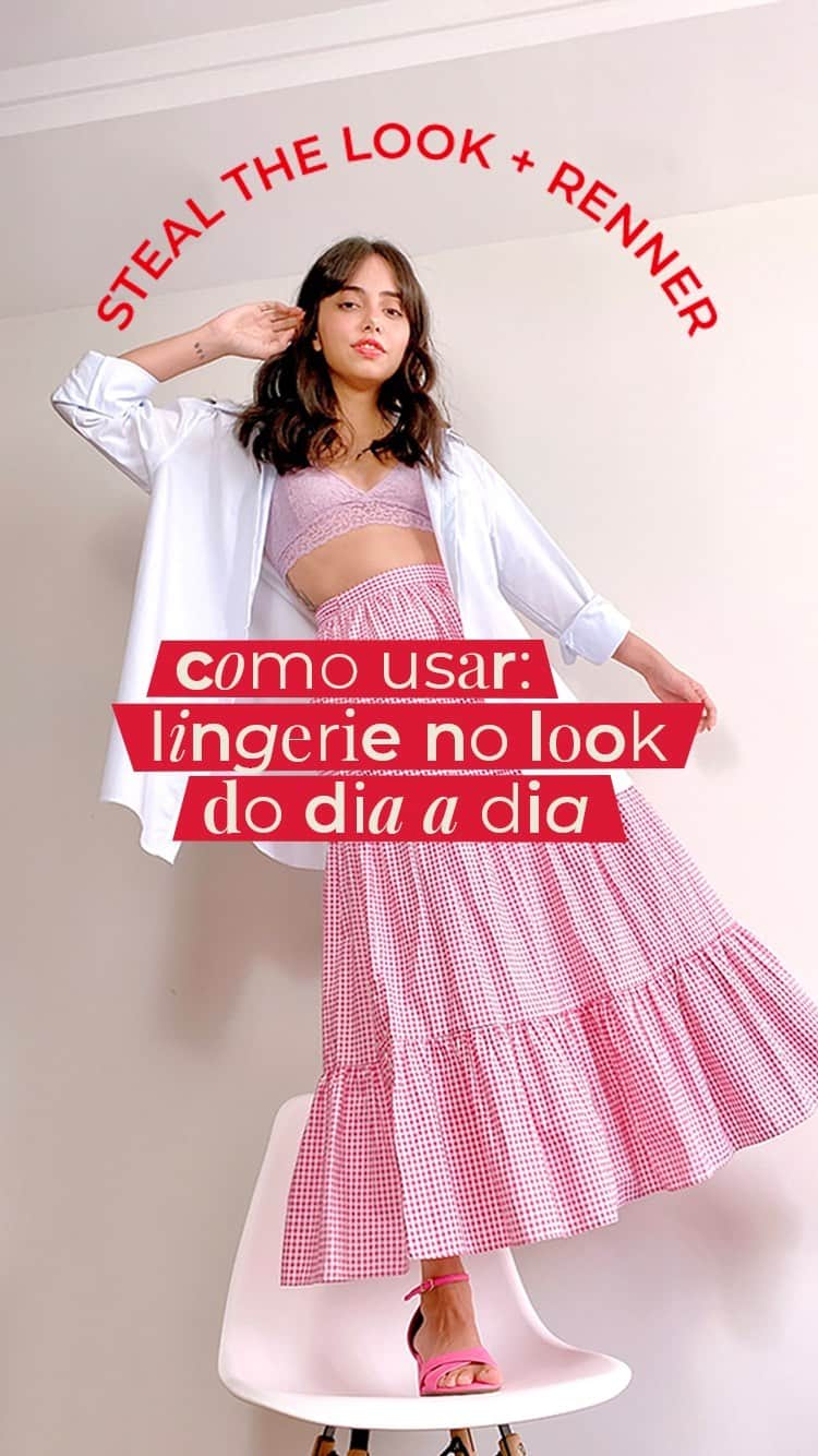 のインスタグラム：「Hoje vamos te mostrar como a lingerie pode ir muito além do que você está acostumada. Quer descobrir como? A a Gio, do time do @stealthelook, ensina a transformar em protagonista do look do dia, várias peças que normalmente usamos por baixo de tudo, como os sutiãs e o body. ✨ Dê o play e descubra 4 maneiras infalíveis de usar lingerie à mostra em produções sofisticadas, esportivas e muito cool. Lembrando que se você quiser copiar as produções, basta procurar os produtos nas nossas lojas físicas, no site ou app. #PoweredbySTL . . .  #PraCegoVer #PraTodoMundoVer: a publicação é uma fotografia de uma modelo, uma mulher branca com os cabelos castanhos. Na imagem, a modelo está de pé em cima de um banco branco. Ela veste um blazer branco, que está aberto e mostrando uma lingerie rosa por baixo, uma saia midi rosa e uma rasteirinha na mesma cor. A modelo está de frente e com uma mão próxima ao cabelo. Há um texto na imagem: STEAL THE LOOK + RENNER - Como usar: lingerie no look do dia a dia.」