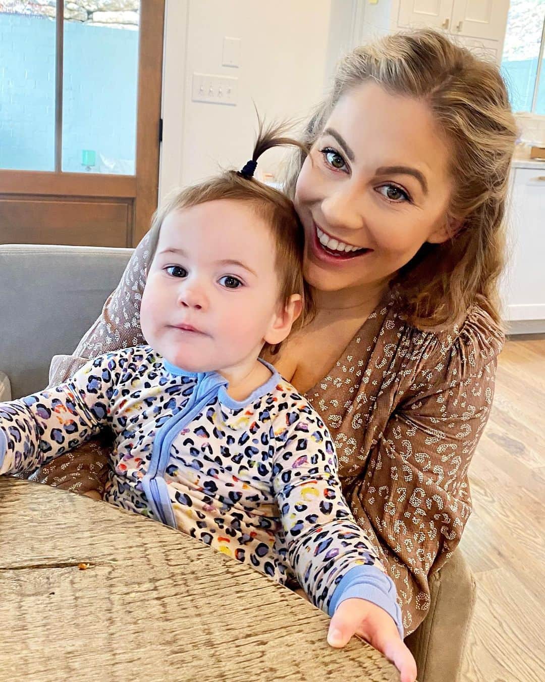 ショーン・ジョンソンのインスタグラム：「Hahaha our first go at a ponytail 😊😍 #momlife I’m so in love with her it actually hurts. @drewhazeleast」
