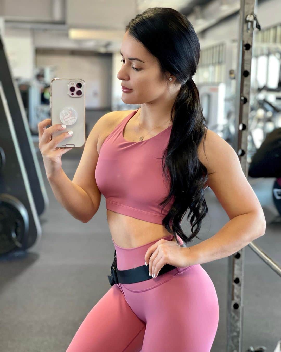 Jessica Arevaloのインスタグラム：「SAVE THIS WORKOUT💪🏼 - FULL BODY WORKOUT! (FYI my back is still injured so you won’t see me doing any full lower day workouts)  1️⃣Later raises superset upright rows 3x12-15  2️⃣Shoulder press superset tricep extensions 3x12-15  3️⃣Lat pull down superset curls 3x15  4️⃣Single arm rows superset machine lateral raises 3x12-15  5️⃣Kickbacks 4x15 (each leg)  I’m wearing @jessicaarevalocollection XS SKY Destiny’s sports bra & legend leggings! Adventure Fanny pack in black camo!😍  The JOURNEY collection launches March 1, 2021 @10am PST」