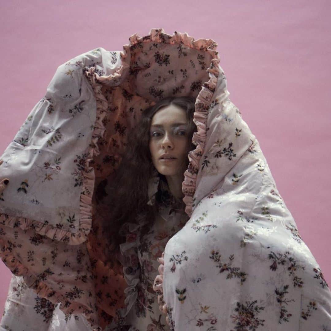 プリーンのインスタグラム：「Spring eiderdown @matchesfashion and recycled organza dress @preenhome」