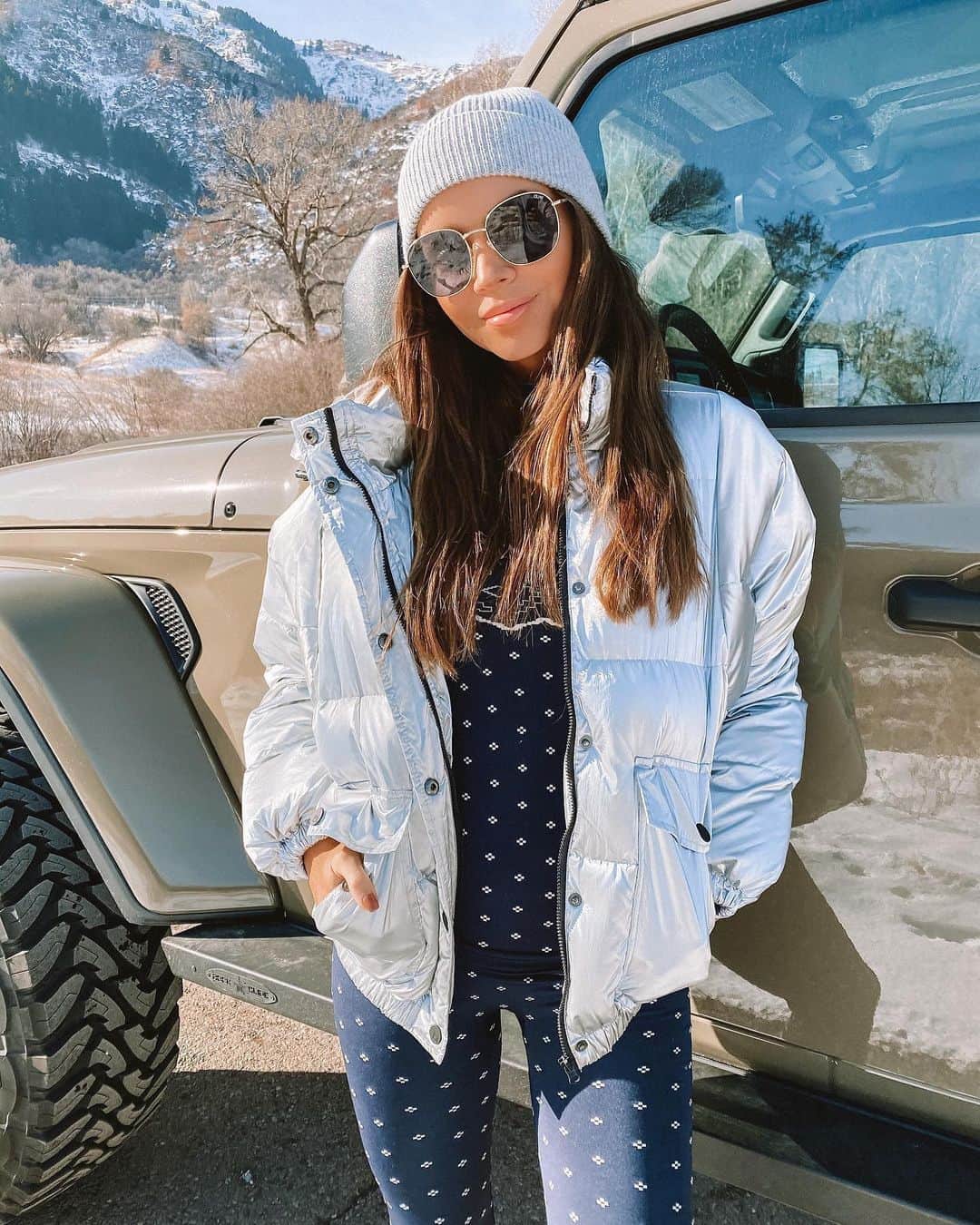 quayaustraliaさんのインスタグラム写真 - (quayaustraliaInstagram)「@dthompsy is ready for the snow in JEZABELL ❄️Our oversized round frame with gold touches for that luxe feel #FINDYOURQUAYS」2月27日 6時14分 - quayaustralia