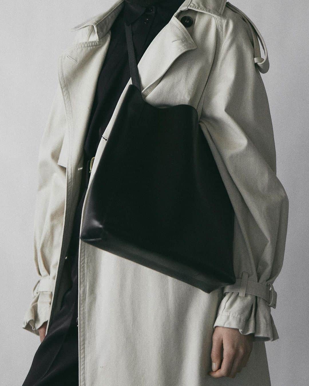 JanessaLeoneのインスタグラム：「BAG 01 ____ Structured tote with adjustable strap length. Available in black + cognac | #janessaleone」