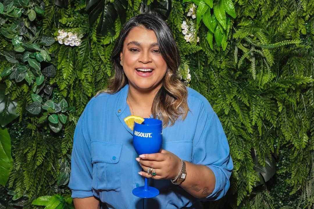 Preta Gilのインスタグラム：「Amores eu tenho uma dica MARA pra vocês aproveitarem uns bons drinks! Os meus queridinhos do momento com certeza são esses novos sabores de @absolutbrasil: Absolut Raspberri, Absolut Mandrin e Absolut Lime. Quer receitinha de drinks? Corre pros stories já! #Bebacommoderação #Ad [Não compartilhe com menores de 18 anos]」