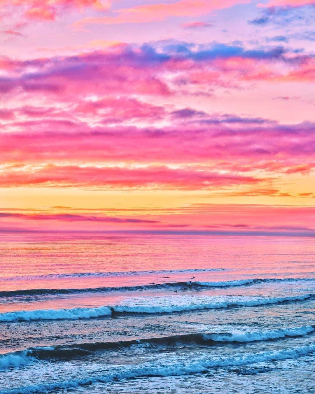 instagoodのインスタグラム：「Hello! Taylor from @wanderingwild_ here again to share with you what I call a California Sugar Rush. During certain months in Southern California, San Diego is gifted with these amazing sunsets that make you feel like someone threw a bag of sugar in the sky and turned the clouds into cotton candy! 🍭   I love creating these mixes of vibrant & pastel-colored skies with a dreamscape kind of vibe. A 'sweet tooth' satisfaction guaranteed 😁」