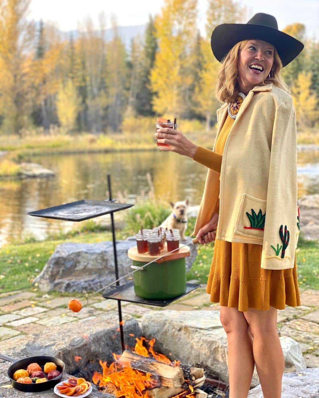 レラローズのインスタグラム：「Cheers to the weekend with a fresh, flame-kissed cocktail! 🔥🍊 This charred-orange “haute toddy” tastes as good as it looks. Link in bio for recipe as featured in this month’s @countrylivingmag!」