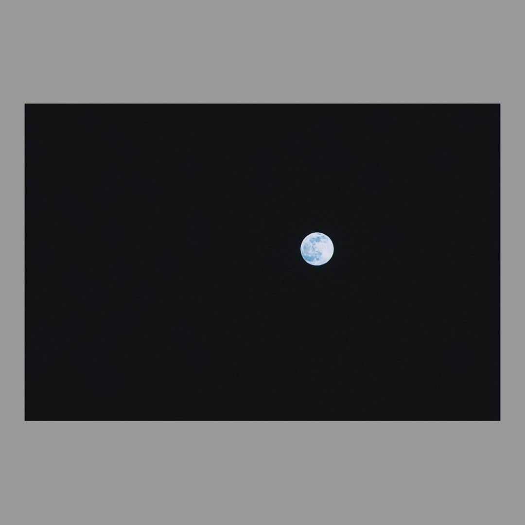 ジェイミー・カラムのインスタグラム：「Taking pictures of the moon just cos.」