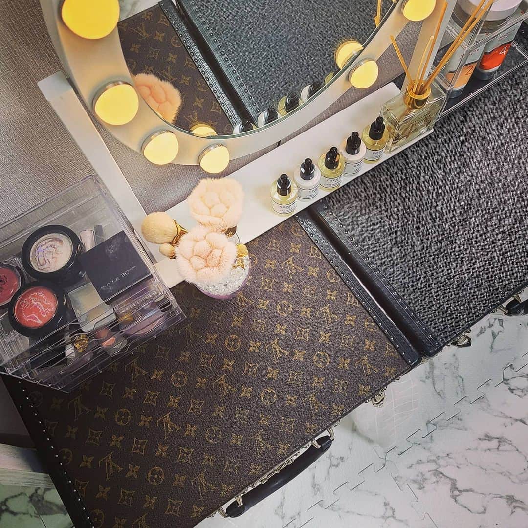 YUKAのインスタグラム：「My dresser recommended by Louis Vuitton 💗 ♥ ️ Isn't it cute?  おはよう🥰💓  ヴィトンのアタッシュ2個並べてドレッサーにしてます🤭 ただただカワイイ(っ◜௰◝ｃ)🎶  最近はゆで卵ダイエットしてるから半熟卵とお友達です 画像2」