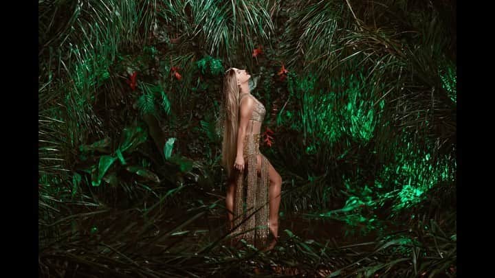 のインスタグラム：「Daqui a pouco o clipe estreia no #TVZ do @multishow!!! Bora espalhar energia positiva!!! A premiere, o clipe e a música com o @natirutsoficial já estão disponíveis!!! #agradece 🌻 link na bio」