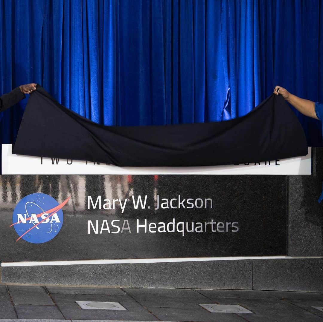 NASAさんのインスタグラム写真 - (NASAInstagram)「💫 Mary W. Jackson: NASA’s first Black female engineer – and so much more. ⁣ ⁣ A “Hidden Figure'' hidden no more, Mary was part of a group of very important women who helped our agency succeed in getting American astronauts into space. Never accepting the status quo, she helped break barriers and open opportunities for African Americans and women in the field of engineering and technology. On top of all of this – Mary was a mother, a teacher, a mentor, a Girl Scout leader, and a friend to many. ⁣ ⁣ Today, in her honor, we named the NASA Headquarters building in Washington, D.C. for Mary W. Jackson. Her commitment to excellence, diversity, inclusion, and teamwork represents the best of this agency and the future of NASA! ⁣ ⁣ Credit: NASA⁣ ⁣ #BlackHistoryMonth #ShareBlackStories #HiddenFigures #NASA #BHM #WomenInSTEM #WomenInspiringWomen ⁣」2月27日 6時34分 - nasa