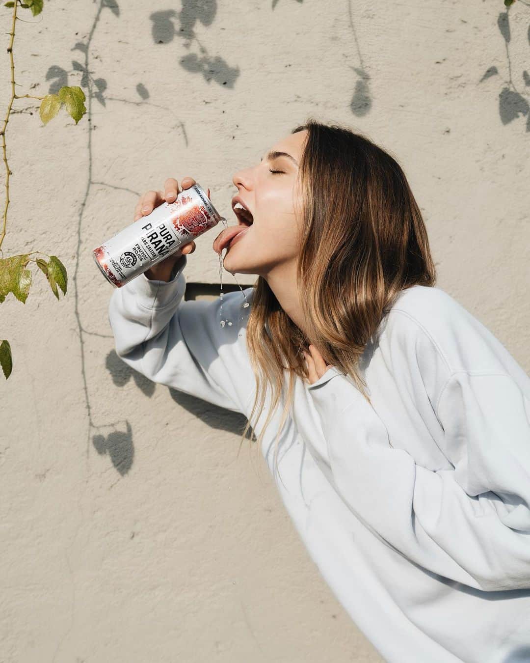 Macarena Achagaのインスタグラム：「It’s Friday. Re- fresh your brain 🧠 🍒🌸💕drink  @purapiranamx #purapiraña」