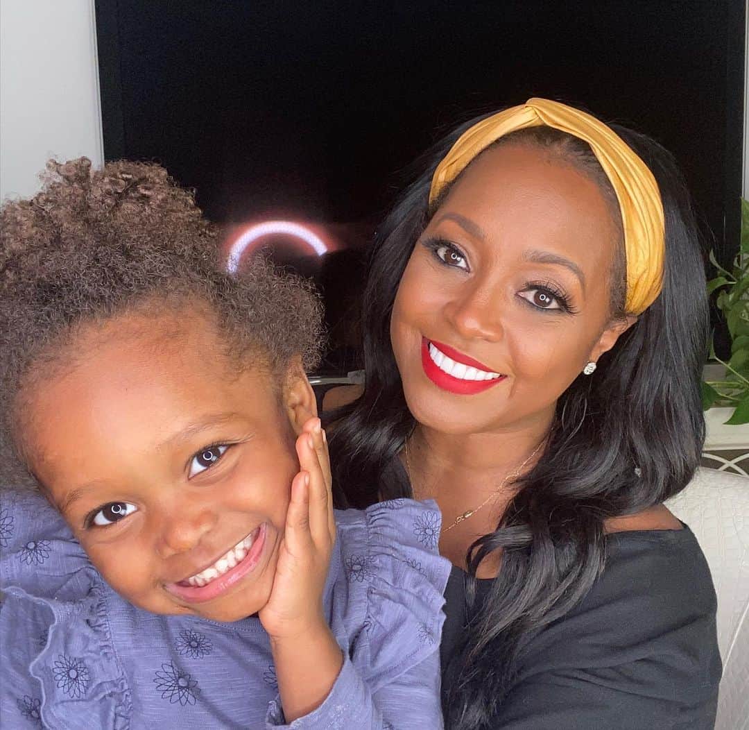 ケシア・ナイト・プリアムのインスタグラム：「Who else can relate?!?!   Working from home in these pandemic streets... Good Lawd!!!! Ella said not today Mommy... when you can’t beat them, join them!! 🤷🏾‍♀️😂 #MomLife」