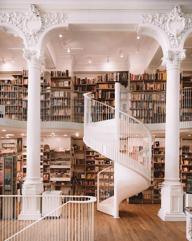 Lonely Planetのインスタグラム：「Book-loving travelers, do you ever spend time in stunning places like this on your trips? ⠀⠀⠀⠀⠀⠀⠀⠀⠀ ⠀⠀⠀⠀⠀⠀⠀⠀⠀ Libraries and bookstores are the perfect escape and the place to slow down on a trip. Luckily, there are so many lovely gems nestled in corners all over the world. ⠀⠀⠀⠀⠀⠀⠀⠀⠀ ⠀⠀⠀⠀⠀⠀⠀⠀⠀ HINT: Cărturești Carusel is the perfect place to spend a rainy afternoon on your next jaunt to Bucharest. Be sure to grab a book, and head all the way upstairs to the cafe. ⠀⠀⠀⠀⠀⠀⠀⠀⠀ ⠀⠀⠀⠀⠀⠀⠀⠀⠀  📷 via @finduslost⠀⠀⠀⠀⠀⠀⠀⠀⠀ 📍 Romania⠀⠀⠀⠀⠀⠀⠀⠀⠀ ⠀⠀⠀⠀⠀⠀⠀⠀⠀ #Lonelyplanet #Romania」