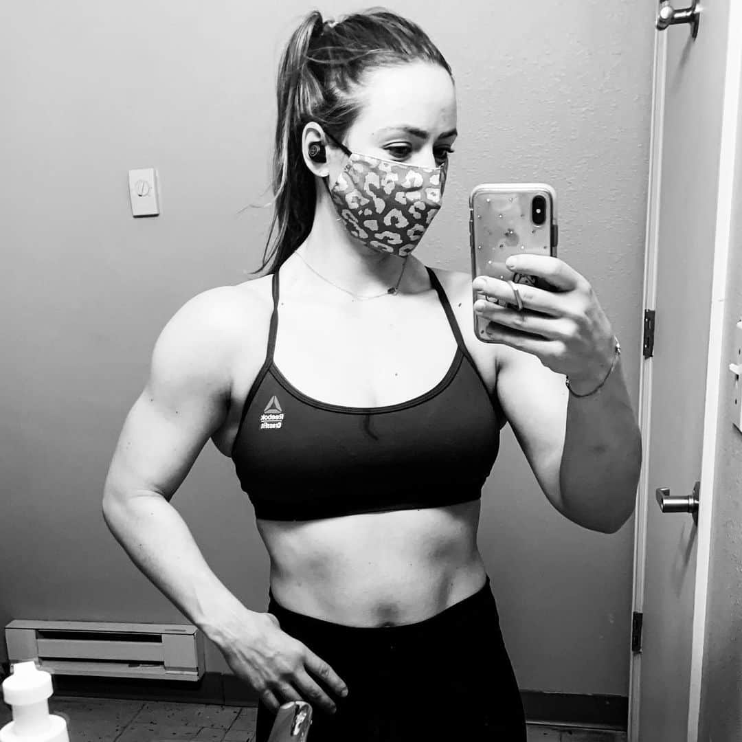 Camille Leblanc-Bazinetさんのインスタグラム写真 - (Camille Leblanc-BazinetInstagram)「Where Performance meets aesthetic!   I am in love with this program and the results and also love how I can pair it it’s my crazy busy schedule (mom, entrepreneur, full time working)  Program: @feroce_fitness_  Discipline: me Schedule: train 3/4x per week for 30-60min max   Feel good, look good is all I want... I am tired of destroying my body for performance only and I want to look as good as I feel 🙌🏽☀️ this program is perfect for that!!! No more warming up for 2 hours hoping my knees won’t break 😬🤣  also checkout Zoe’s transformation 😍 ——————————————-  What do you think the other parents are going to think when they see me and Dave dropping her at school?!」2月27日 6時45分 - camillelbaz