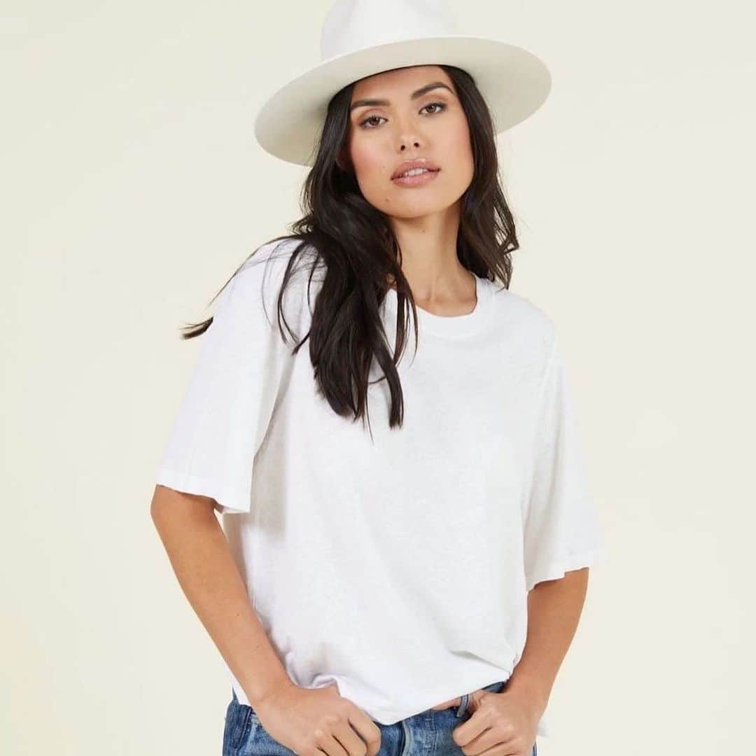 エルエーメイドのインスタグラム：「Beautifully breathable linen tees that are made to be your newest spring wardrobe staples.   ✨Durable AND breathable  ✨Much more eco-conscious than your typical tee. ✨ Both styles come with little details to make your tee extra special.  ✨Ethically Made in LA」