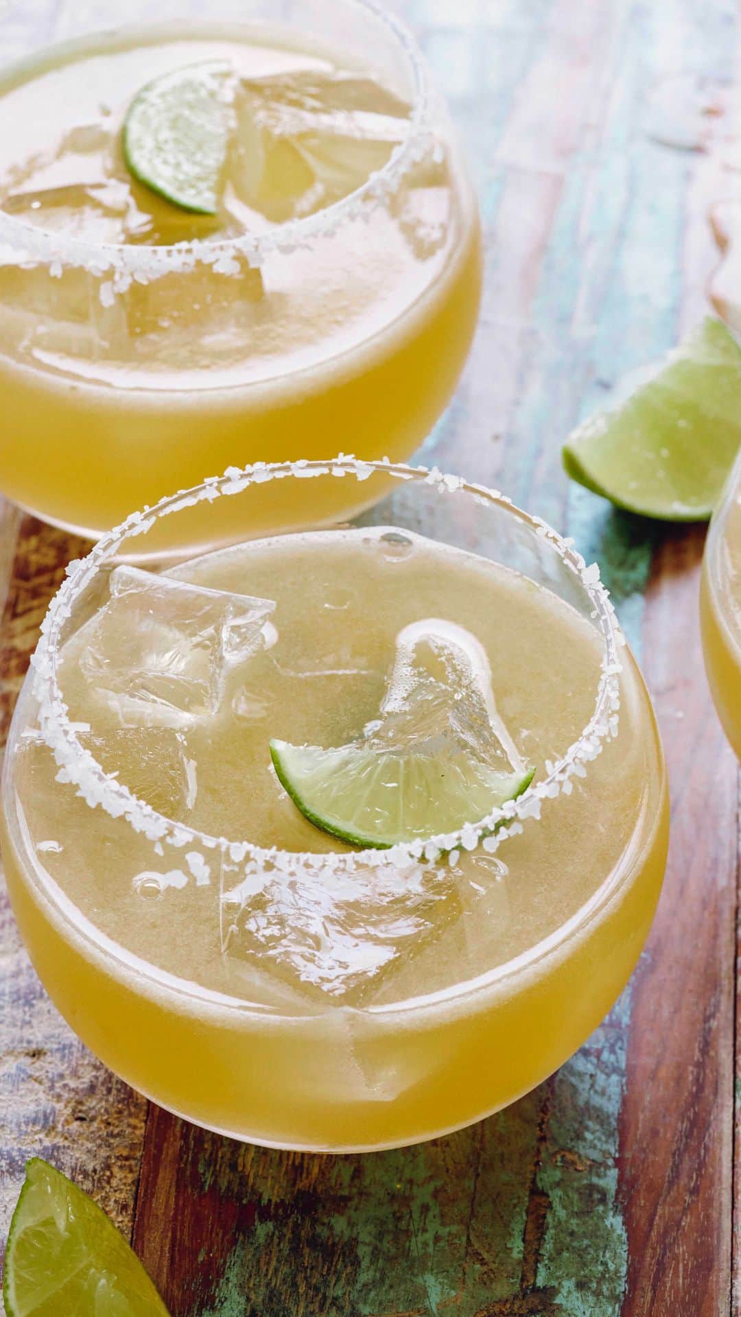 Gaby Dalkinのインスタグラム：「HAPPY FRIDAY!! Monday might have been national margarita day but I'm celebrating today with a little skinny mandarin margarita made with fresh mandarin juice from my fav @peelzcitrus! Measurements are below, just swirl and sip!! And agave is optional - I don't think you need it with the sweet Peelz juice but YOU DO YOU!  #ad   3 ounces blanco tequila 3 ounces freshly squeezed juice from @peelzcitrus 2 ounces lime juice 2 teaspoons agave nectar (optional) ice」