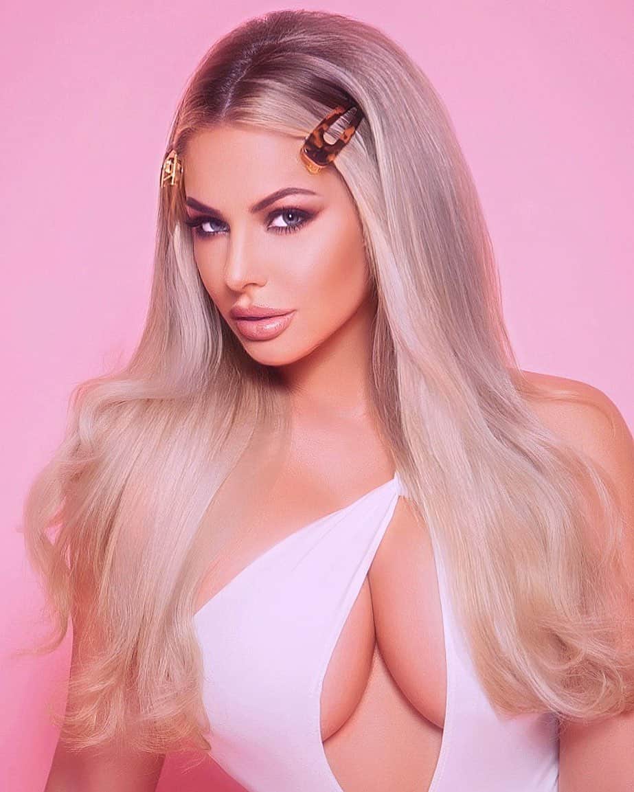 ロリン・ヨークのインスタグラム：「I know what the world can do to a girl who only sees the beauty in it #barbietingz」