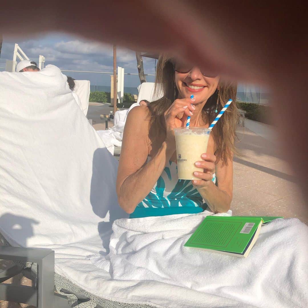 スーザン・ルッチのインスタグラム：「Busted!!! Who is that having a late afternoon Pina Colada?💃🏽💃🏽💃🏽」