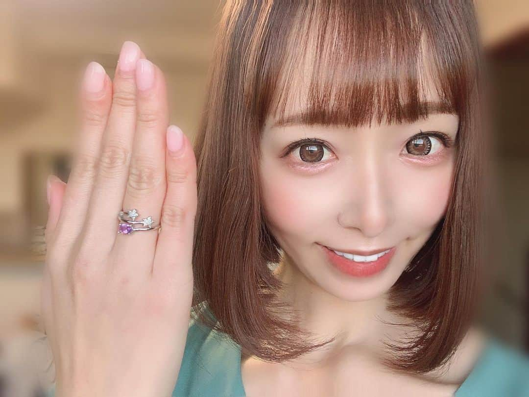 華月咲（さーちゃん）のインスタグラム：「0227 おはさーちゃん\( ･ᴗ･ ) この間の指輪投稿💍見てくれたかな？ 実はこれもアメジストの指輪なんだよ〜💜 シンプルデザインとはまた違う良さ🙆‍♀️ 洋服とかその日の気分とかで付ける 天然石を変えるのもオシャレだよね( *ˊᵕˋ ) わたし的に可愛くいたい日はこれで 大人な女性でいたい日はこの間のかな💍 ＊ さて、春はすぐそこ！今日もがんばろ〜🥰 ・ ・ #fashion #ootd #makeup #kawaii #instafashion #outfit #me #follow #followme #instagood #アメジスト #天然石 #指輪 #華月咲 #さーちゃん #美容女子 #自撮り女子 #撮影モデル #フォロワー募集中 #ファッション #インフルエンサー #お洒落さんと繋がりたい #写真好きな人と繋がりたい」