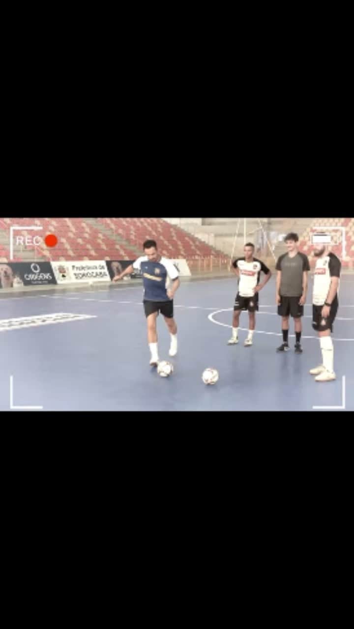アレッサンドロ・ローザ・ヴィエイラのインスタグラム：「LINK NO STORIES-  Desafio @cobrecom no ar, com os feras @rodrigoha #Capita @leonardoc98_ @djony01 @enzo12mendes @goleiroflamarion21 -  TÁ SENSACIONAL @canal_falcao12」