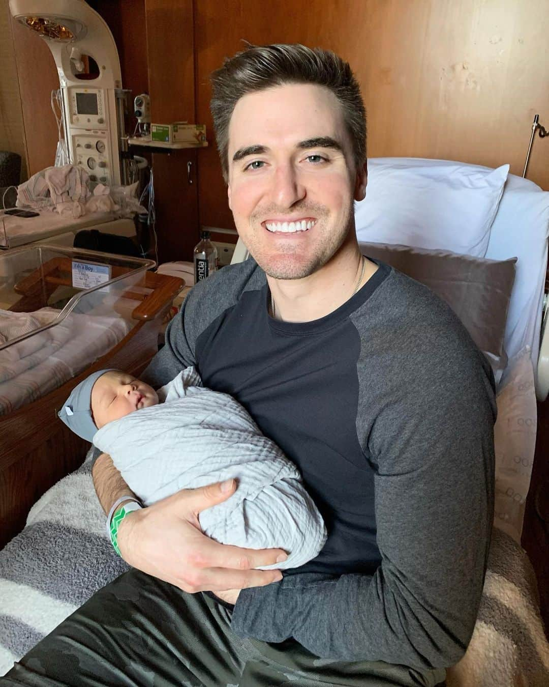 ロス・ストリップリングのインスタグラム：「Jaxon is one week old and ready for his first Spring Training!」