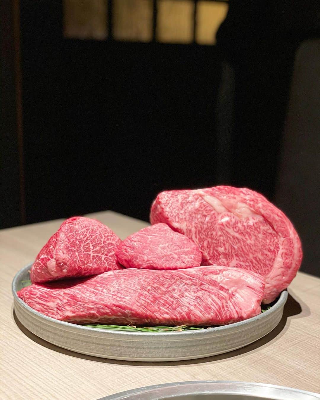 KAORI.OMURA 大村香織さんのインスタグラム写真 - (KAORI.OMURA 大村香織Instagram)「おはようございます☺︎ 久々に夜の食事は、1月から予約してくれていた　@yakiniku_ushimatsu  17時30スタート🥩 ・ 楽しみにしていた焼肉屋さん☺︎ 黒毛和牛の但馬系の雌牛を一頭買いし、素材を引き立てるカット方法、厚み、味付けの強弱全てを徹底しているそう✨ ・ もうね、ぜーんぶ美味しかったよ♡ 柔らかいし、矯正中の痛い歯🦷でもお肉を美味しくいただけました🥩 名物の縛りタンは中にネギがギューって入っていてこれ美味しいー♡ ※1月の予約時に縛りタンはキープしておいていただきました☺︎ ・ 絶対再訪したいお店✨ ・ 定期的に食事行こうと言っていたメンバー。 美容話が9割。笑。 昨年は1回しか集まれなかったから今年こそは、と。 次回は5月に約束を☺︎今度は私が幹事だからどこのお店にしようかな🤔 ・ 三人して何故か今回はブラックコーデでした。笑 ・ iPhone12にしたら、写真綺麗になったかも‼️✨ ・ #焼肉#焼肉ライク #焼肉部#肉好きな人と繋がりたい #肉好き女子 #肉食女子 #うし松 #うし松名物縛りタン #西麻布グルメ #おすすめ #港区グルメ #女子会#再訪決定 #美味しい #東京グルメ #アラフォー#アラフォーライフ#40代女子  ・ 喋りすぎてお肉と写真撮るののがして クッパと撮ることに😂」2月27日 7時19分 - kaori.omura
