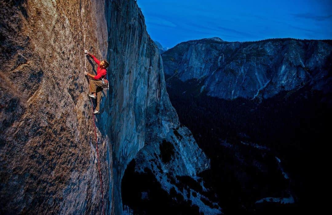 ジミー・チンさんのインスタグラム写真 - (ジミー・チンInstagram)「@tommycaldwell and @kjorgeson getting prepped for battle on the Dawn Wall. Climbing at night was the norm while they worked on the route and during the actual free ascent. Cooler temps = better friction. When you’re climbing 5.14 on dime sized edges 2000ft up El Cap, every extra advantage counts.」2月27日 7時17分 - jimmychin